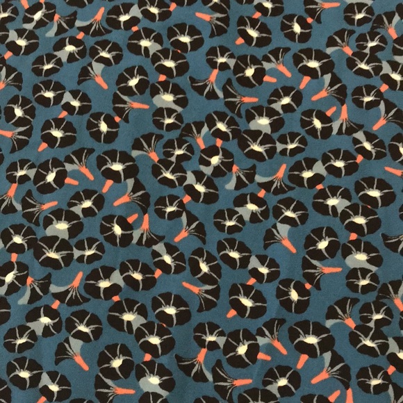 NWT Ann Taylor cold should ruffle blouse. Size M. - Picture 2 of 10